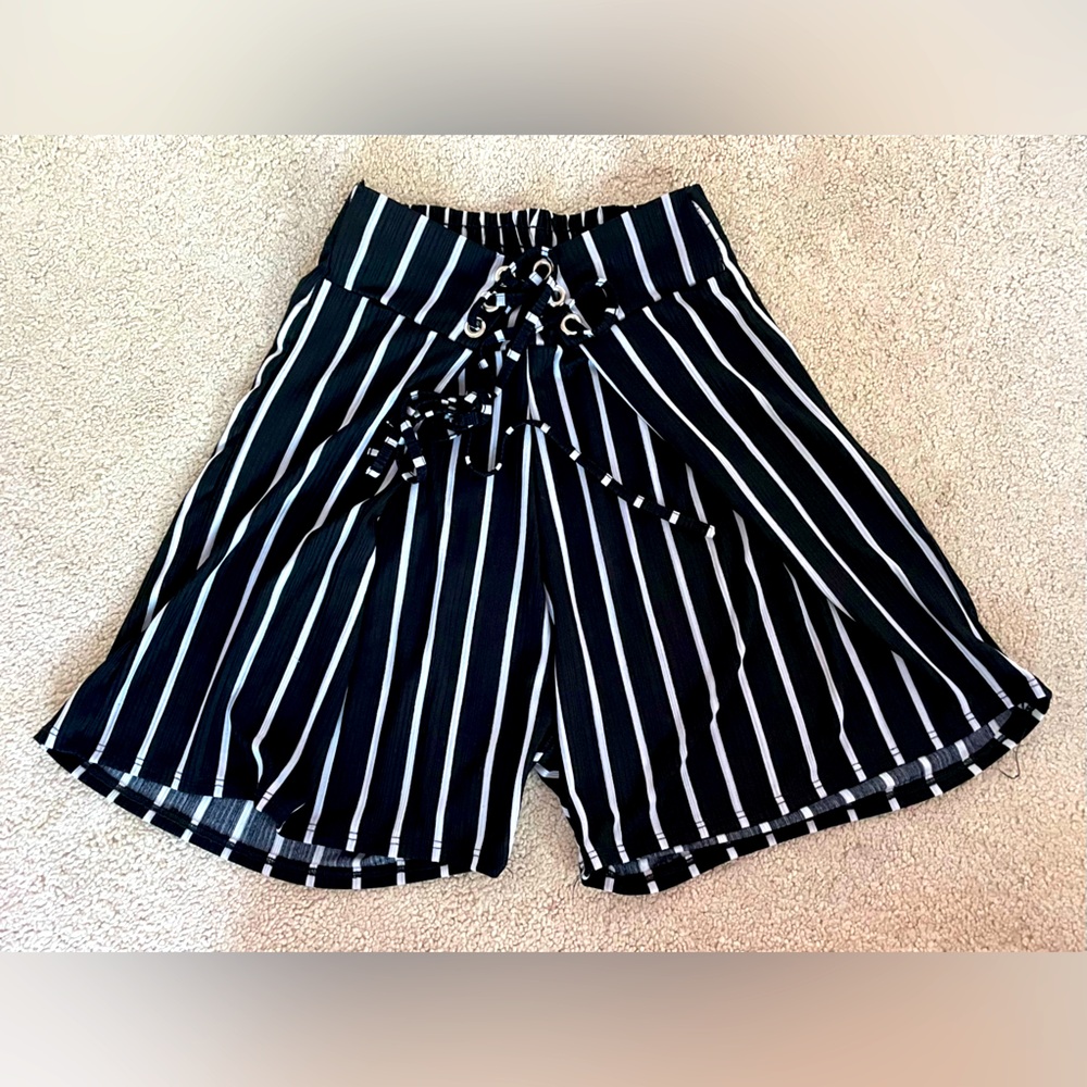 Black and white flowy shorts